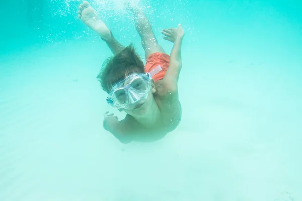 Underwater portrait of young boy, snorkelling in mask — Stock Photo, Image
