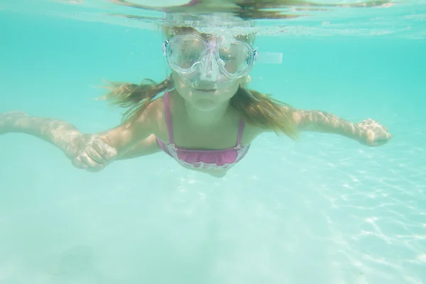 Retrato submarino de niña, snorkel en máscara —  Fotos de Stock