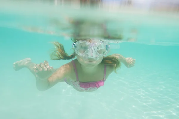Unterwasserporträt eines jungen Mädchens, das in Maske schnorchelt — Stockfoto