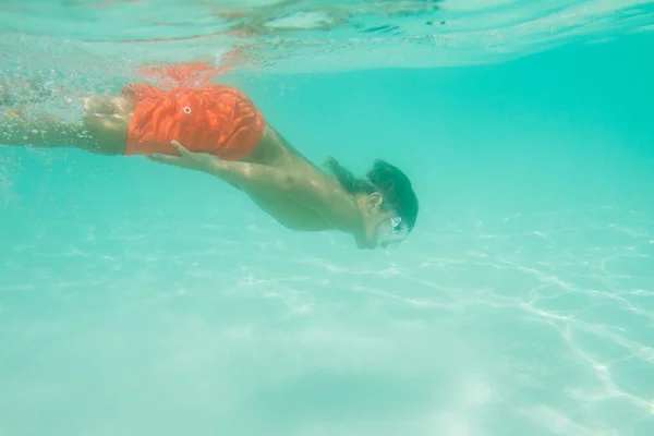 Undervatten porträtt av ung pojke, snorkling i mask — Stockfoto