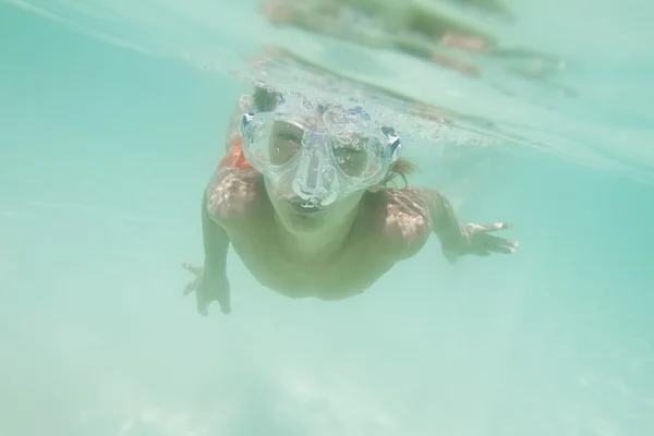 Underwater portrait of young boy, snorkelling in mask — Stock Photo, Image