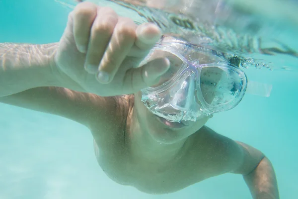Retrato subaquático de menino, snorkelling em máscara — Fotografia de Stock