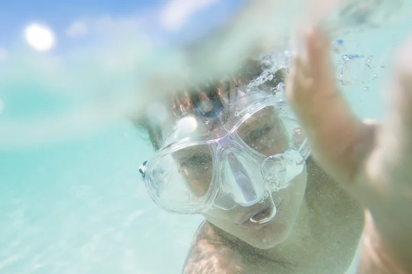 Undervatten porträtt av ung pojke, snorkling i mask — Stockfoto