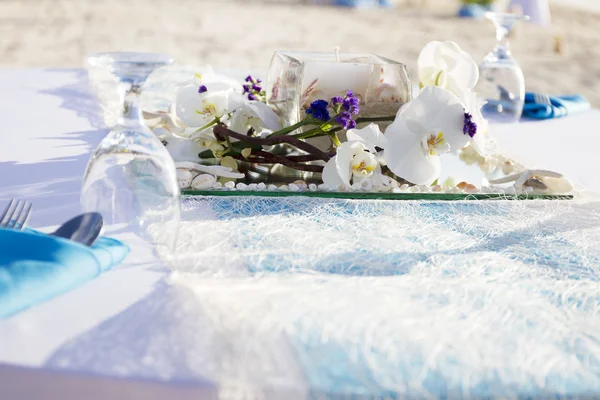 自然な背景の上に花とテーブルのセンター ピース — ストック写真