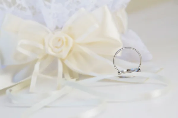 Anillos de boda y decoración sobre blanco — Foto de Stock