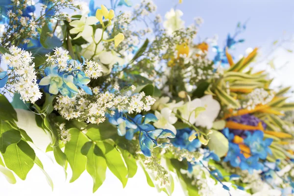 Flores de boda sobre fondo natural — Foto de Stock