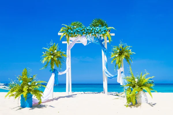 Hochzeitsbogen mit Blumen geschmückt am tropischen Sandstrand, — Stockfoto