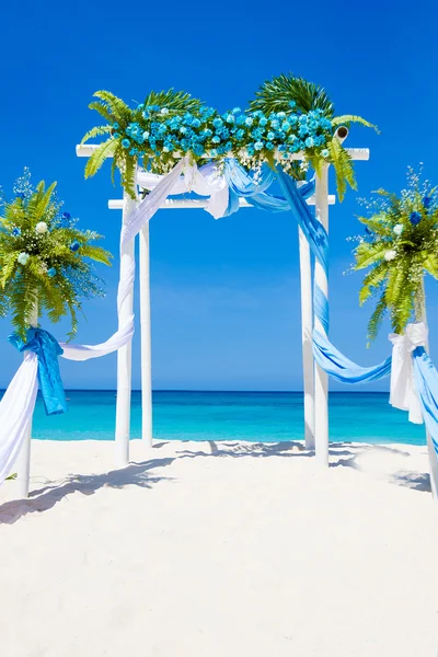 Arco de boda decorado con flores en la playa de arena tropical, outd — Foto de Stock