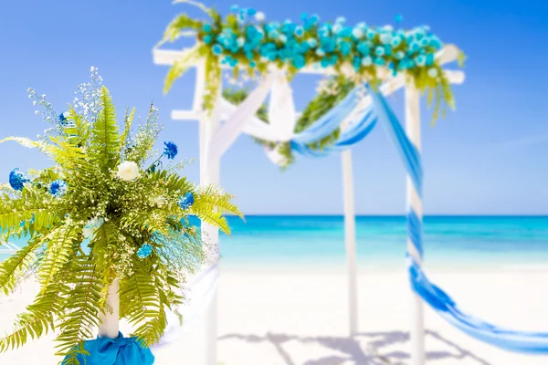 Arco de boda decorado con flores en la playa de arena tropical, outd — Foto de Stock