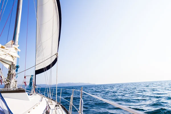 Havet yacht däck på tropiska havet bakgrund — Stockfoto