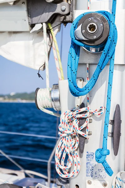 Cabrestante con cuerda en la cubierta del yate de mar — Foto de Stock