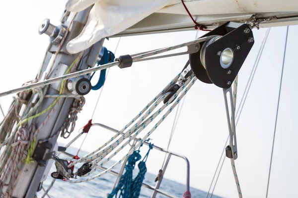 Lier met touw op zee jacht dek — Stockfoto