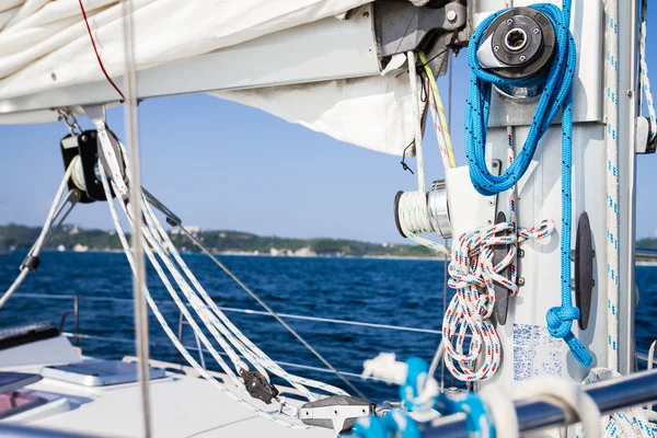 Winch with rope on sea yacht deck — Stock Photo, Image