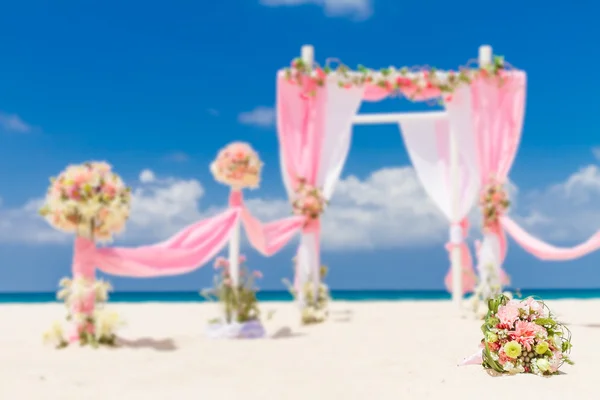 Hochzeitsbogen mit Blumen geschmückt am tropischen Sandstrand, — Stockfoto