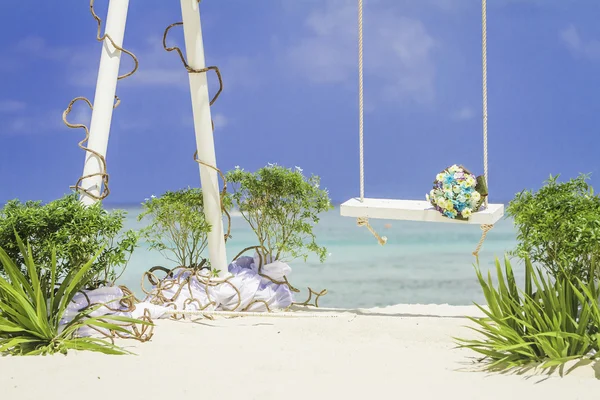 Hochzeitsbogen mit Blumen geschmückt am tropischen Sandstrand, — Stockfoto