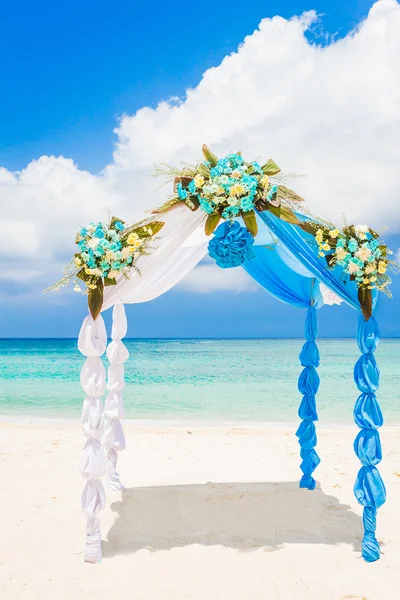 Hochzeitsbogen mit Blumen geschmückt am tropischen Sandstrand, — Stockfoto