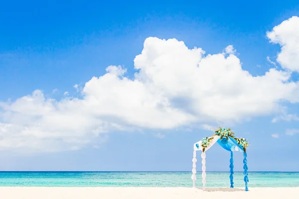 Arco di nozze decorato con fiori sulla spiaggia di sabbia tropicale, fuori — Foto Stock