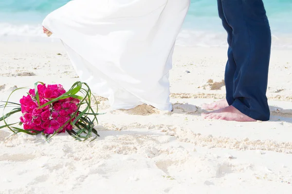 Svatba na tropické pláži, nevěsta a ženich — Stock fotografie