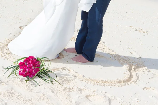 Невеста и жених, пляжная свадьба на двоих — стоковое фото