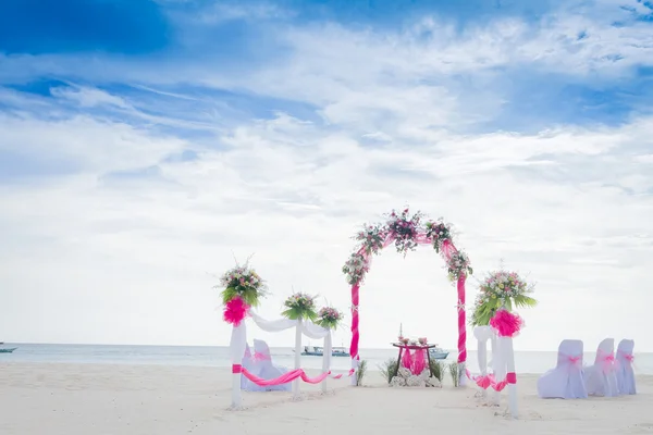 Arco de casamento decorado com flores na praia de areia tropical, outd — Fotografia de Stock