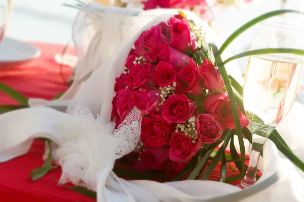 Svatební kytice a svatební jídelní stůl — Stock fotografie