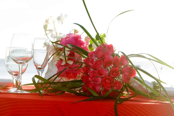 ブライダル ブーケや結婚式のディナー テーブル — ストック写真