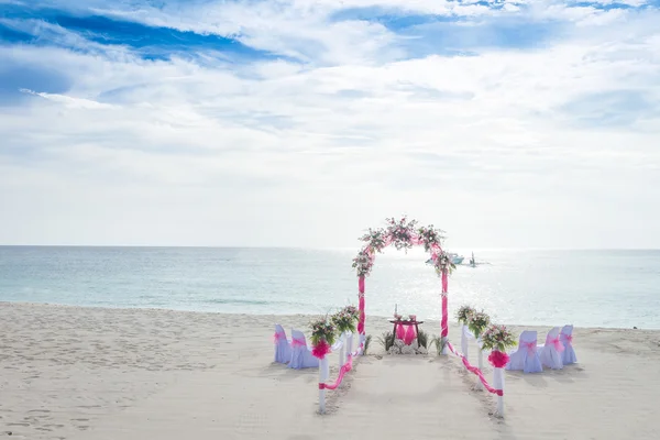 Hochzeitsbogen mit Blumen geschmückt am tropischen Sandstrand, — Stockfoto