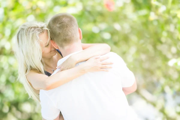 Jovem casal amoroso no fundo natural — Fotografia de Stock