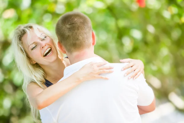 Jovem casal amoroso no fundo natural — Fotografia de Stock