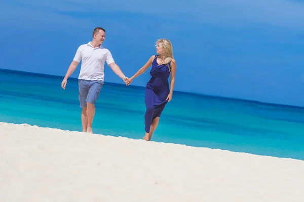 Mladí, milující pár na tropické pláži pozadí — Stock fotografie