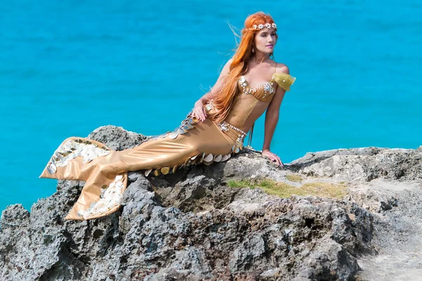 Sirena en la roca —  Fotos de Stock