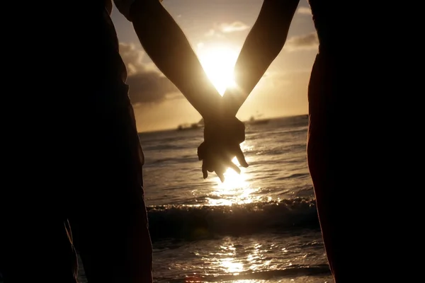 Braut und Bräutigam, Strandhochzeit zu zweit, Silhouetten — Stockfoto