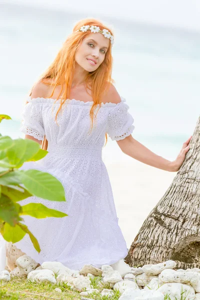 Ung vakker kvinne i hvit kjole på naturlig bakgrunn – stockfoto