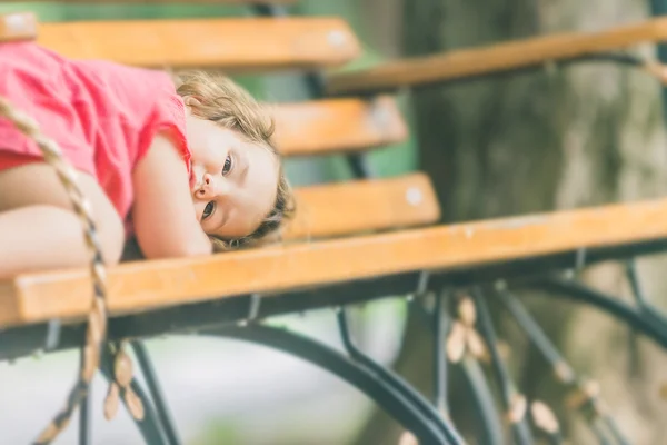 Bébé fille mignonne sur fond naturel — Photo