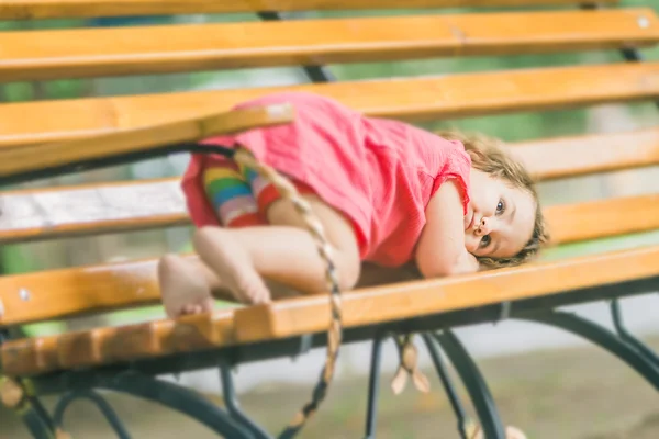 Schattige babymeisje op natuurlijke achtergrond — Stockfoto