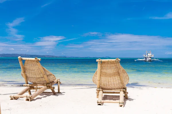 Conceito de férias, duas cadeiras de praia na praia tropical — Fotografia de Stock