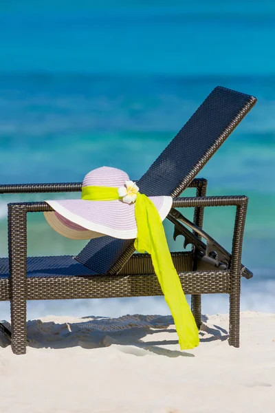 Letní klobouk na pláži židli, tropické dovolené koncept — Stock fotografie