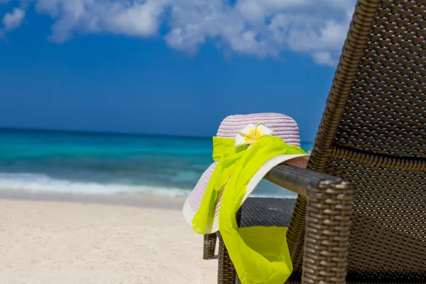 Sommermütze auf Strandkorb, Konzept für einen Tropenurlaub — Stockfoto