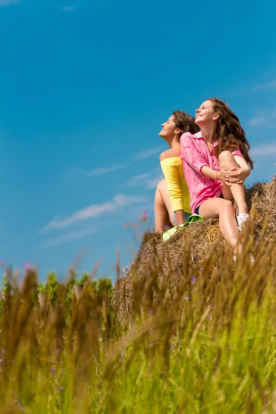 Twee jonge gelukkig vrouwen op natuurlijke achtergrond — Stockfoto