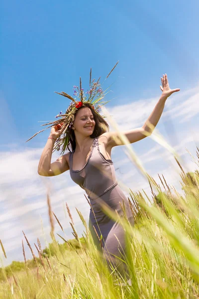 Gelukkig jongedame op natuurlijke achtergrond — Stockfoto