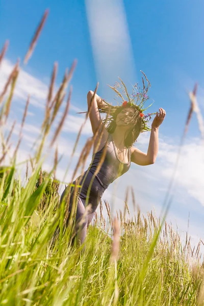 Gelukkig jongedame op natuurlijke achtergrond — Stockfoto