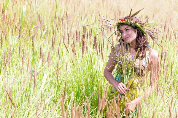 Joven feliz mujer en el fondo natural — Foto de Stock