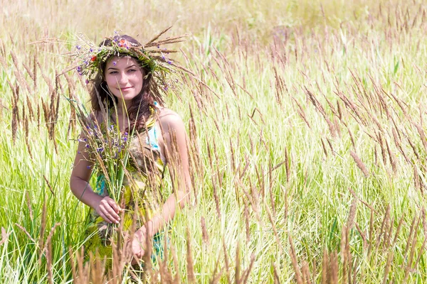 Jovem mulher feliz no fundo natural — Fotografia de Stock