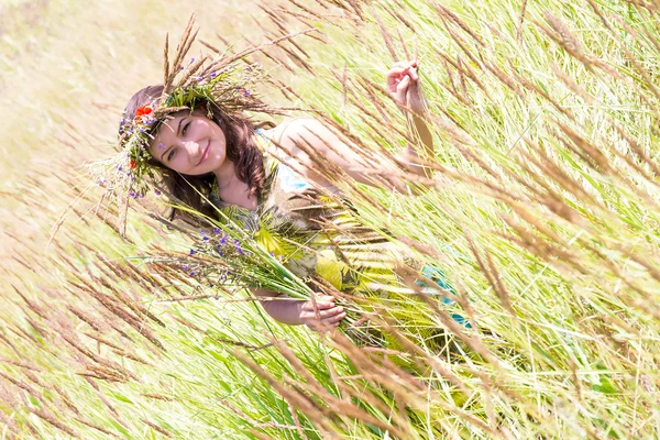 Joven feliz mujer en el fondo natural — Foto de Stock