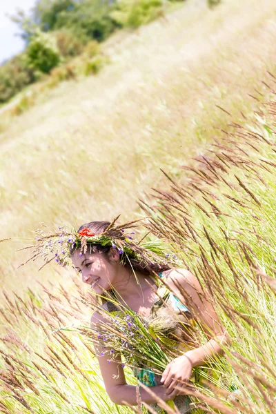 Gelukkig jongedame op natuurlijke achtergrond — Stockfoto