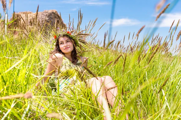 Young happy woman on natural background — Stock Photo, Image