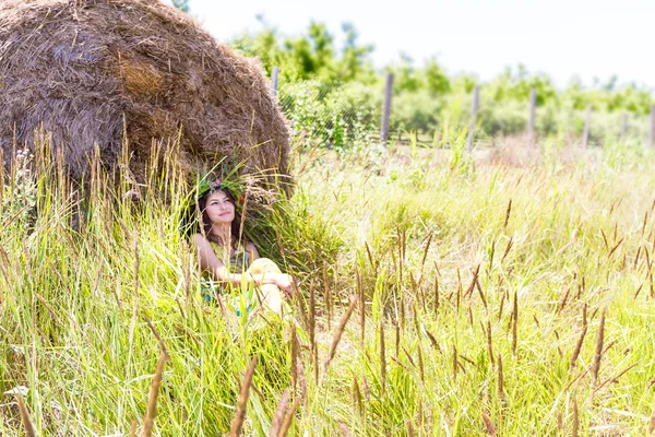 自然の背景に若い幸せな女 — ストック写真