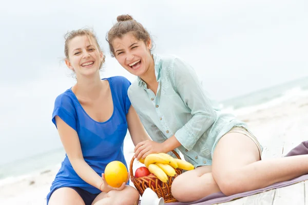 Due giovani donne felici godendo la vita durante il picnic all'aperto con f — Foto Stock
