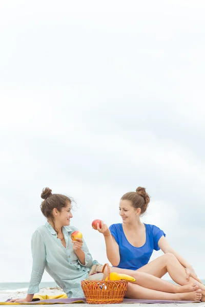 Dos mujeres felices jóvenes disfrutando de la vida durante el picnic al aire libre con f —  Fotos de Stock