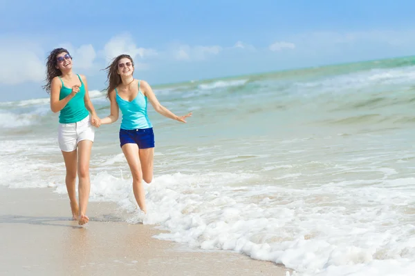 Dos mujeres felices jóvenes disfrutando de la vida al aire libre — Foto de Stock